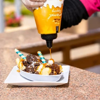 Dessert gourmand avec coulis de caramel et gâteaux à l'El Karma Aqua Beach Resort Hurghada