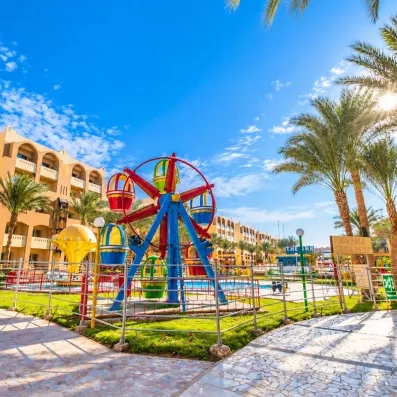 Petite grande roue et parc de jeux pour enfants à l'hôtel El Karma Aqua Beach Resort Hurghada