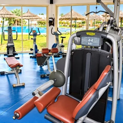 salle de fitness vue sur le jardin de l'hôtel