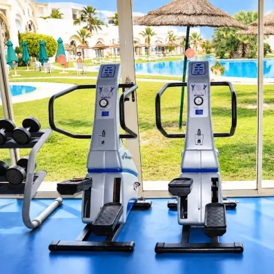salle de fitness avec machines de musculations