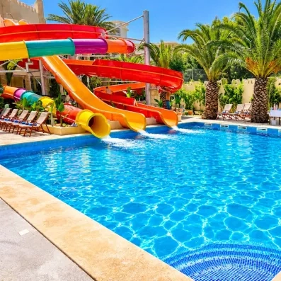 Piscine avec toboggans de l’hôtel Lella Baya à Hammamet en Tunisie, en formule tout inclus