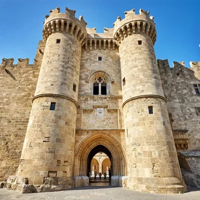 Remparts de la vieille ville de Rhodes, impressionnante forteresse médiévale dominant la mer Égée, témoignage de l’époque des chevaliers