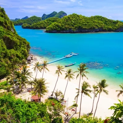 Plage tropicale de Koh Samui en Thaïlande, sable clair, cocotiers et mer turquoise idéale pour des vacances détente
