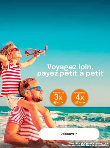 une petite fille sur les épaules de son père, elle écarte les bras et tient un petit avion dans sa main