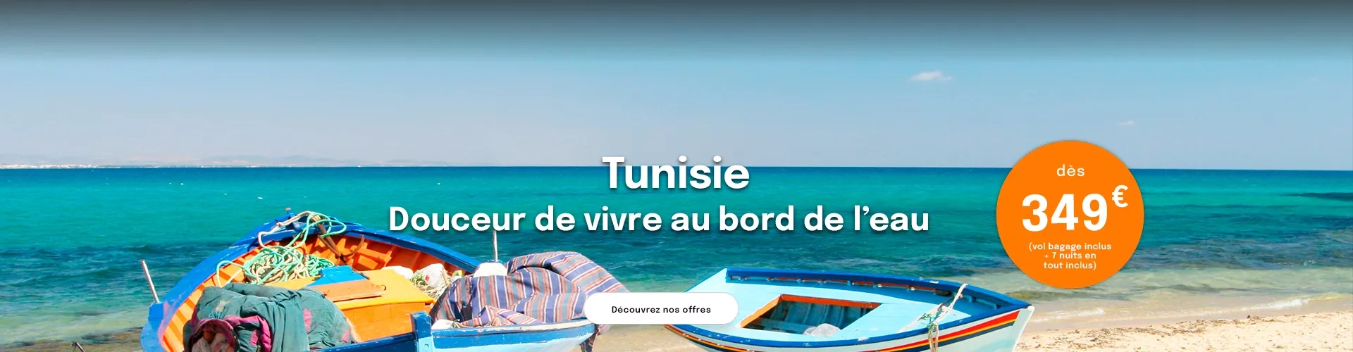des barques en bois colorées sur la plage